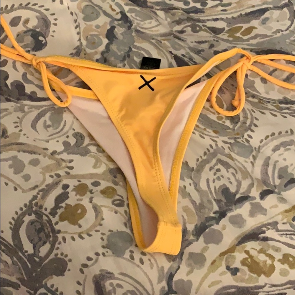 Boutine LA bottoms small yellow